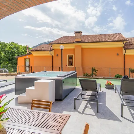 044b - Moderna 01-24d Con Vasca Idromassaggio In Giardino, Solo 15 Minuti Dal Mare E - Posto Auto Gratuito *