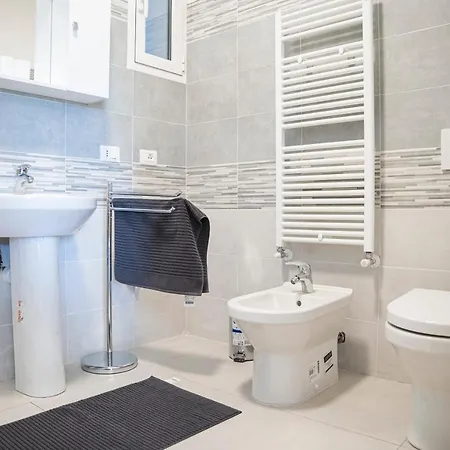 044b - Moderna 01-24d Con Vasca Idromassaggio In Giardino, Solo 15 Minuti Dal Mare E - Posto Auto Gratuito