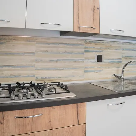 044b - Moderna 01-24d Con Vasca Idromassaggio In Giardino, Solo 15 Minuti Dal Mare E - Posto Auto Gratuito *