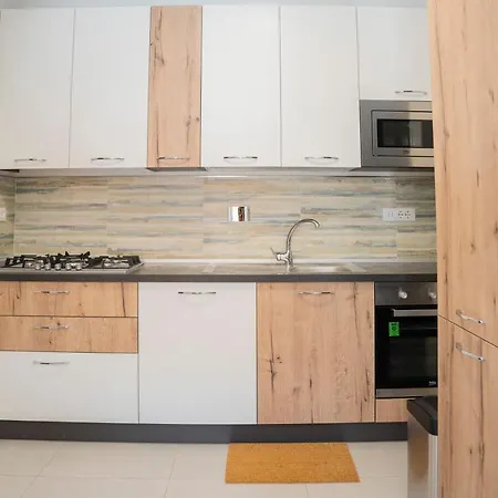 044b - Moderna 01-24d Con Vasca Idromassaggio In Giardino, Solo 15 Minuti Dal Mare E - Posto Auto Gratuito