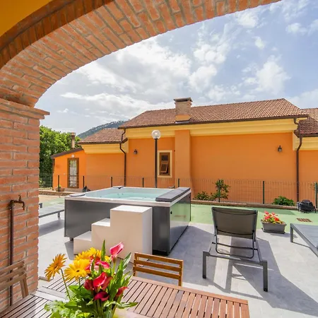 044b - Moderna 01-24d Con Vasca Idromassaggio In Giardino, Solo 15 Minuti Dal Mare E - Posto Auto Gratuito