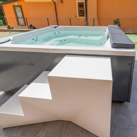 044b - Moderna 01-24d Con Vasca Idromassaggio In Giardino, Solo 15 Minuti Dal Mare E - Posto Auto Gratuito